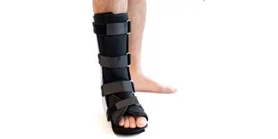 En caso de esguince, torcedura, fisura, fractura, reparación del Tendón de Aquiles, en reemplazo del yeso. Inmoviliza la zona afectada, dando protección y alivio. Funda higiénica acolchada.  Todos los talles, incluso pediátricos.